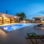 Beautiful 115 With Pool In Visnjan