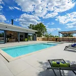 Beautiful 115 With Pool In Visnjan