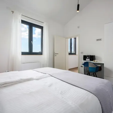 Beautiful 115 With Pool In Visnjan Katun