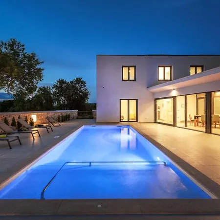 Beautiful 115 With Pool In Visnjan *
