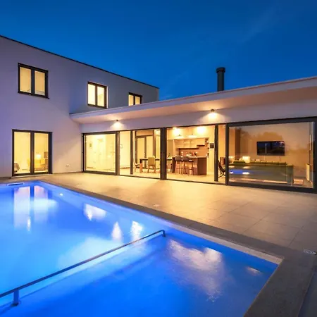 Beautiful 115 With Pool In Visnjan Villa Katun