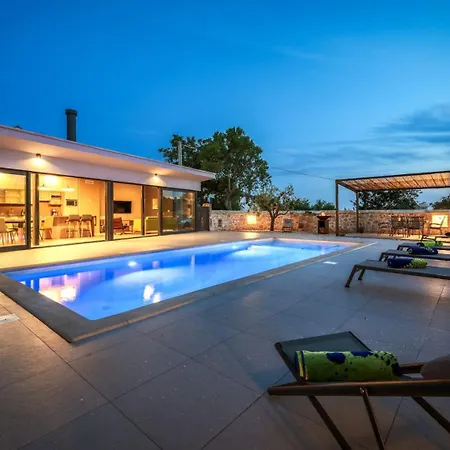 Beautiful 115 With Pool In Visnjan