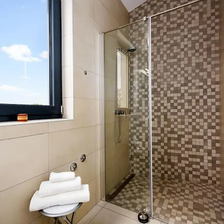 Beautiful 115 With Pool In Visnjan *