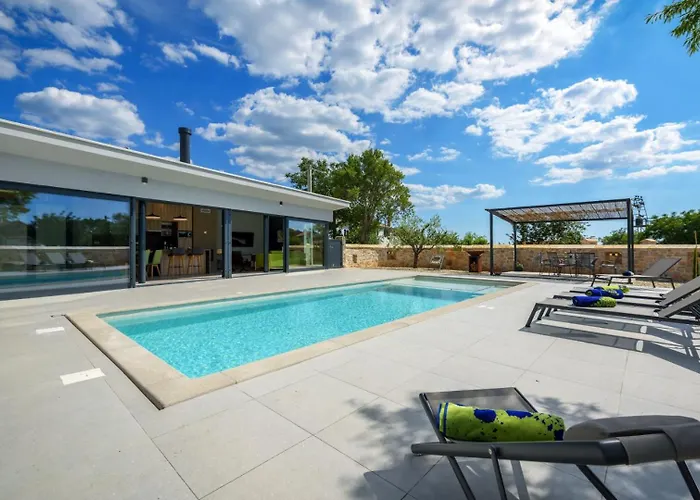 Beautiful 115 With Pool In Visnjan